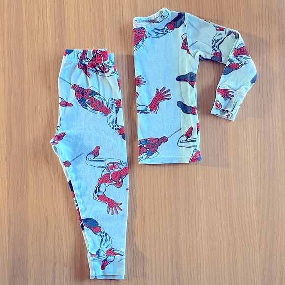 Marvel, 2-sets of Spider pajamas, size 4T, but it runs smaller - Picture 2 of 14